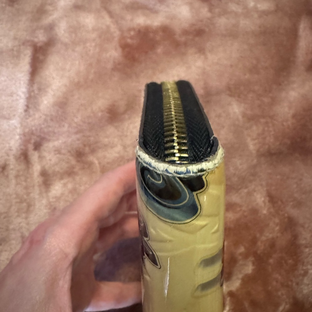 Authentic Louis Vuitton Vernis Cream Zippy Wallet Elegant Design - Picture 3 of 6